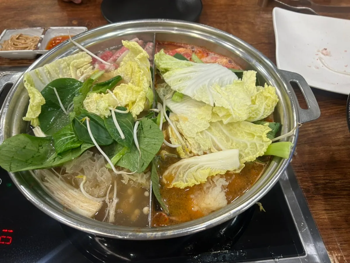 해물육수와 매운육수 반반 냄비