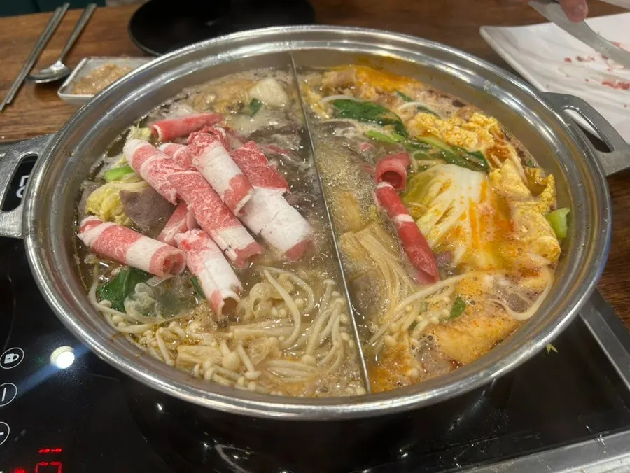 접시에 담아온 샤브샤브용 채소