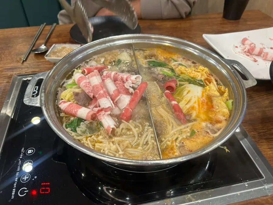 2인 세팅된 샤브샤브 테이블