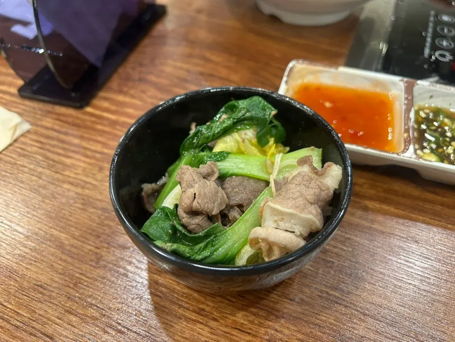 육수에 채소와 고기를 넣어 끓이는 모습