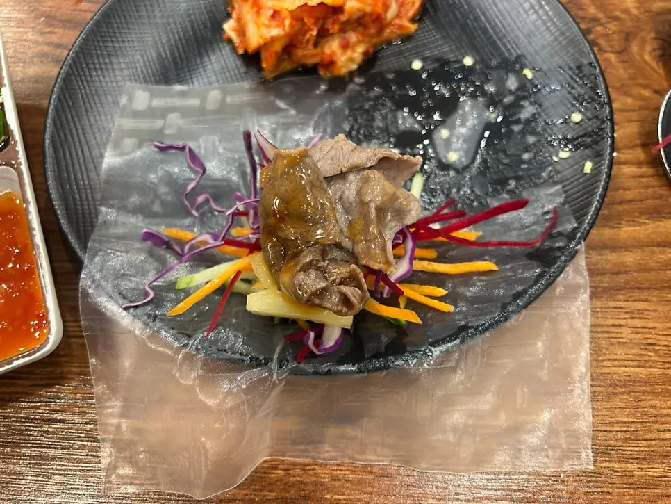무한리필 우삼겹과 우목심 접시