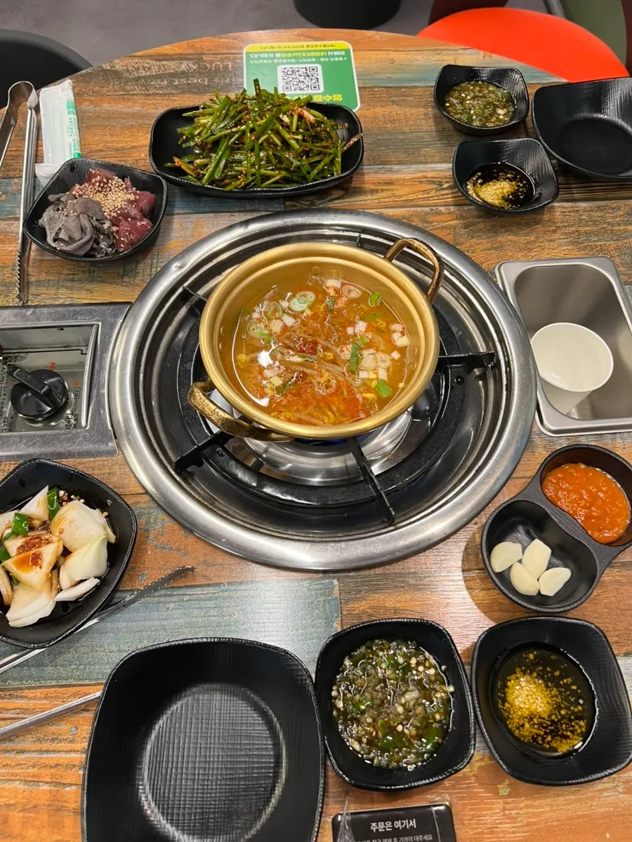 Basic side dishes served at the gopchang restaurant