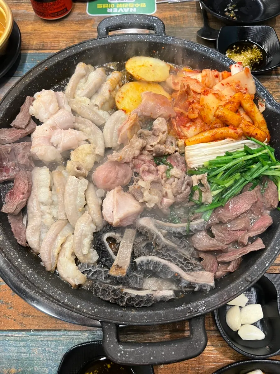 Mixed platter with gopchang, makchang, daechang, and beolljipyang