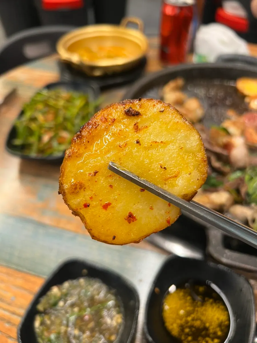 Thick-cut grilled potatoes on the grill plate
