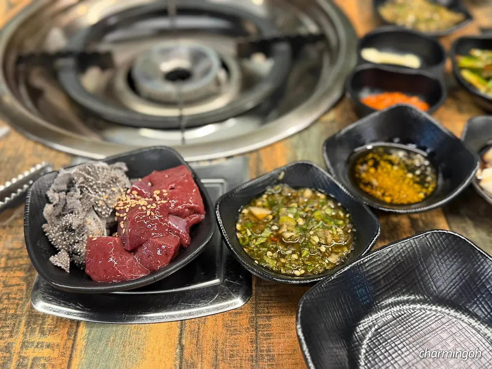 곱창구이와 함께 나온 기본 반찬 상차림