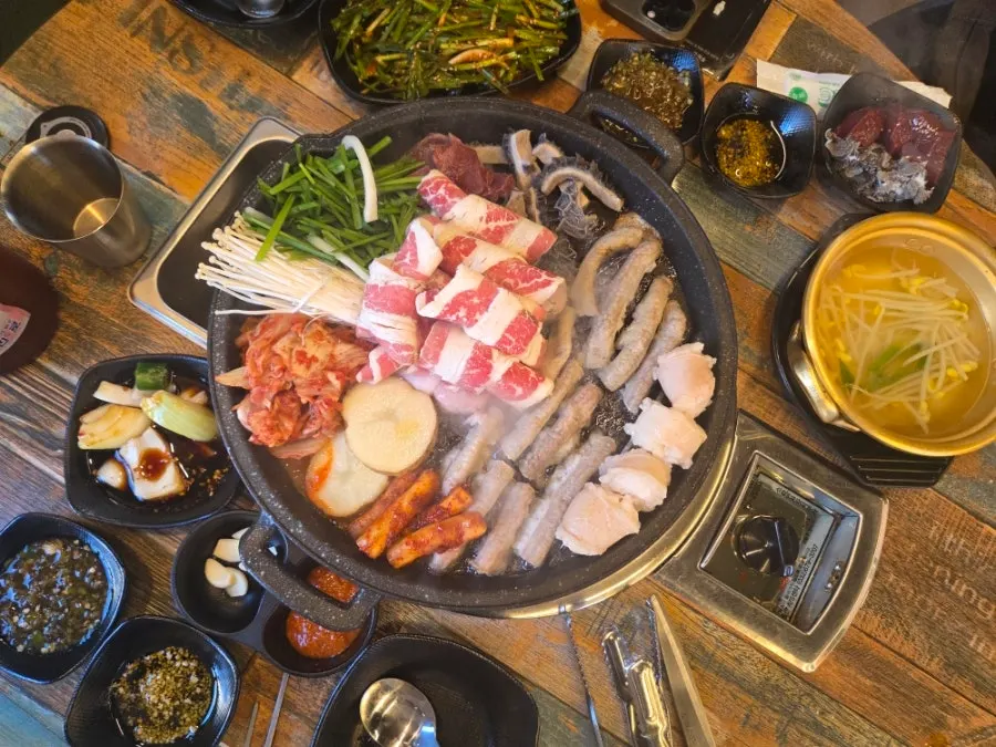 기본으로 나온 생간과 천엽 접시