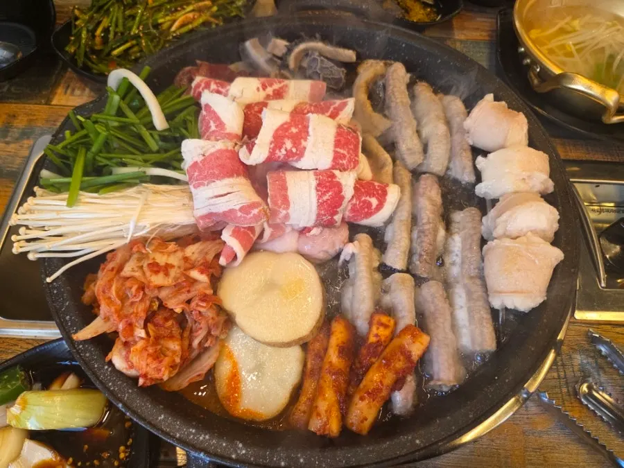 불판에 올라간 모듬한판 초반 모습