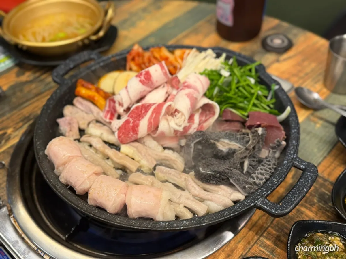 불판에 올려진 한우 모둠구이 700g