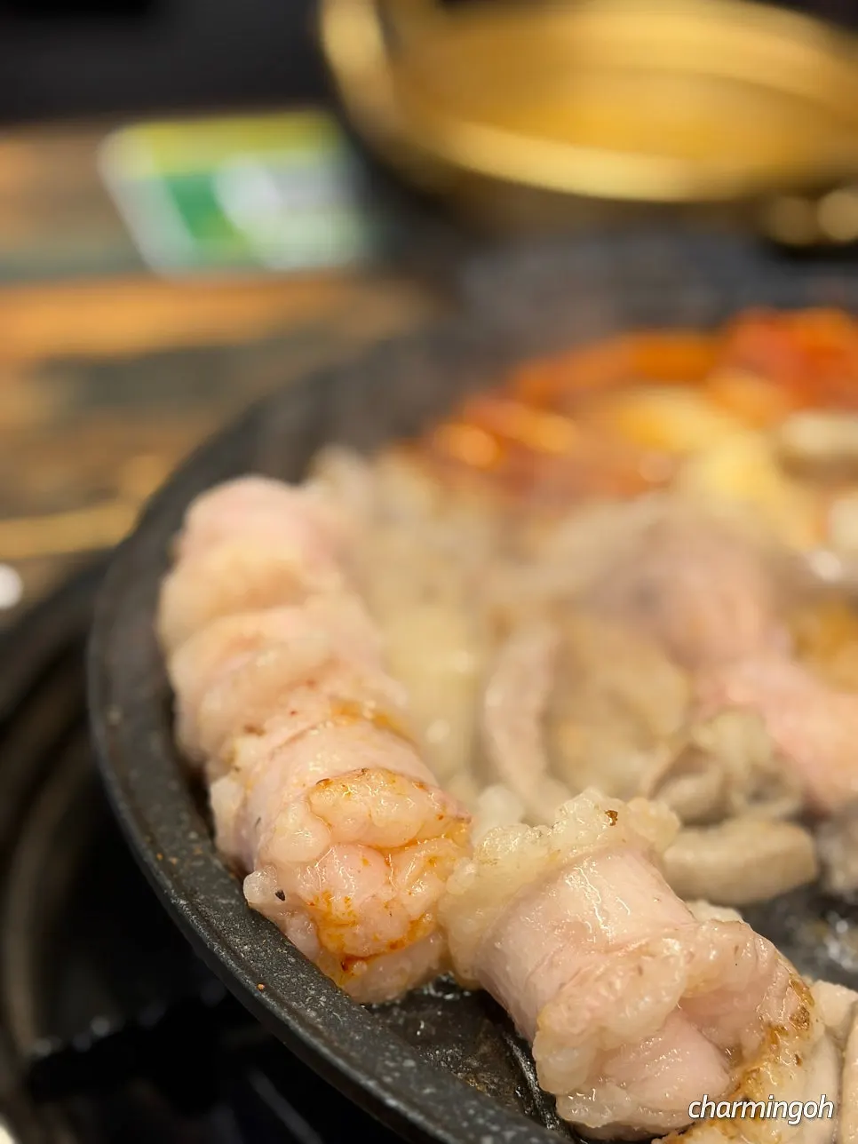 노릇하게 익어가는 모둠구이 부위들