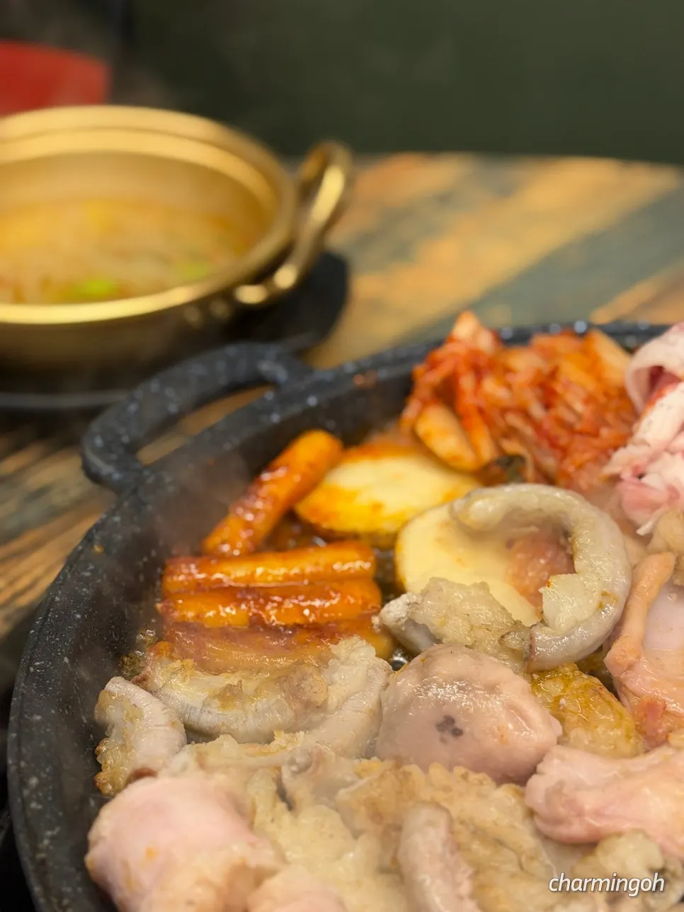 우삼겹과 불판 아래 구워진 김치