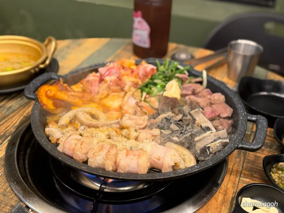 기름에 튀기듯 구워진 떡볶이 떡