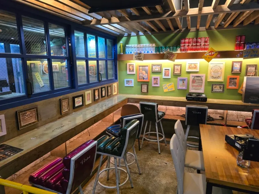 Spacious hall with 4-person tables
