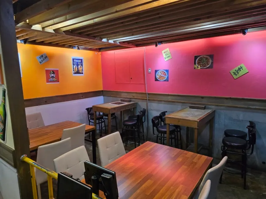 Seating layout suited for group gatherings