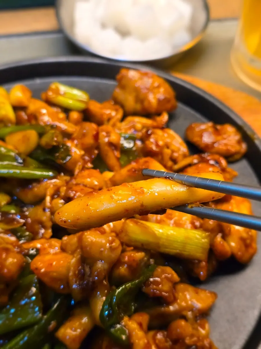 Grilled chicken topped with added cheongyang peppers