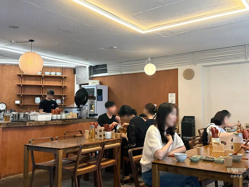 김광석거리 인근 향택 대봉점 외관