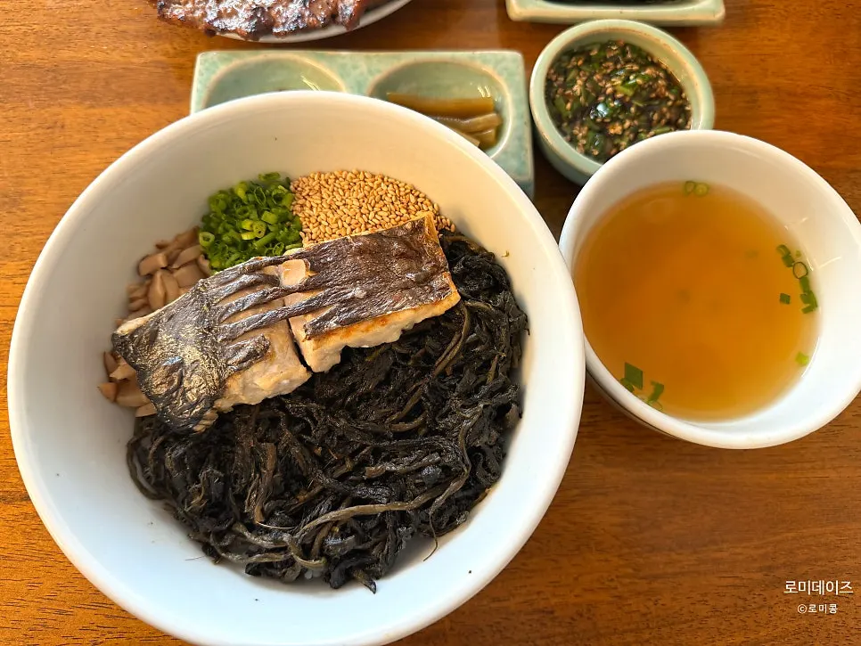 테이블에 놓인 향택 메뉴 맛있게 먹는 법