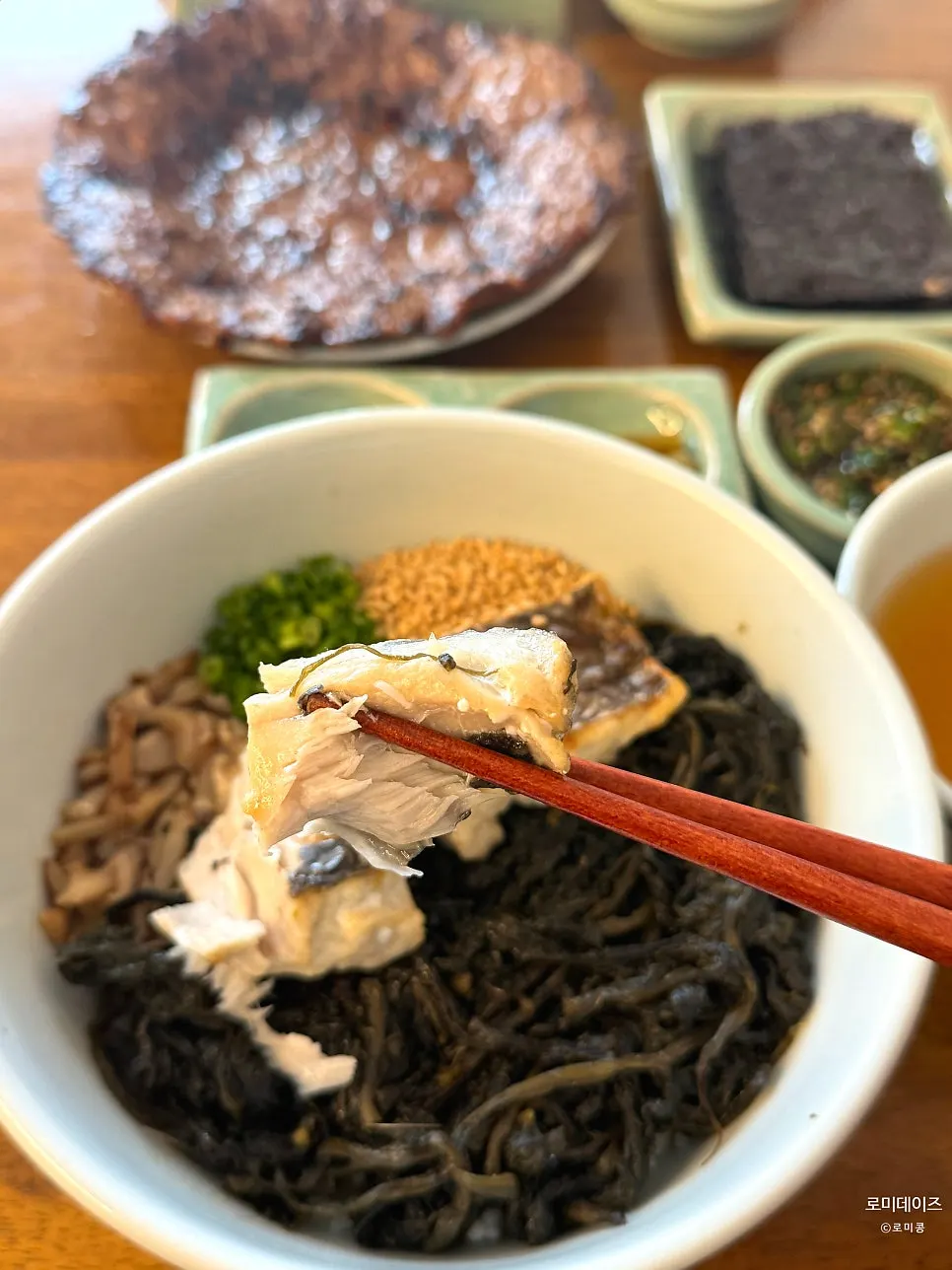 곤드레밥 위에 올린 담백한 삼치