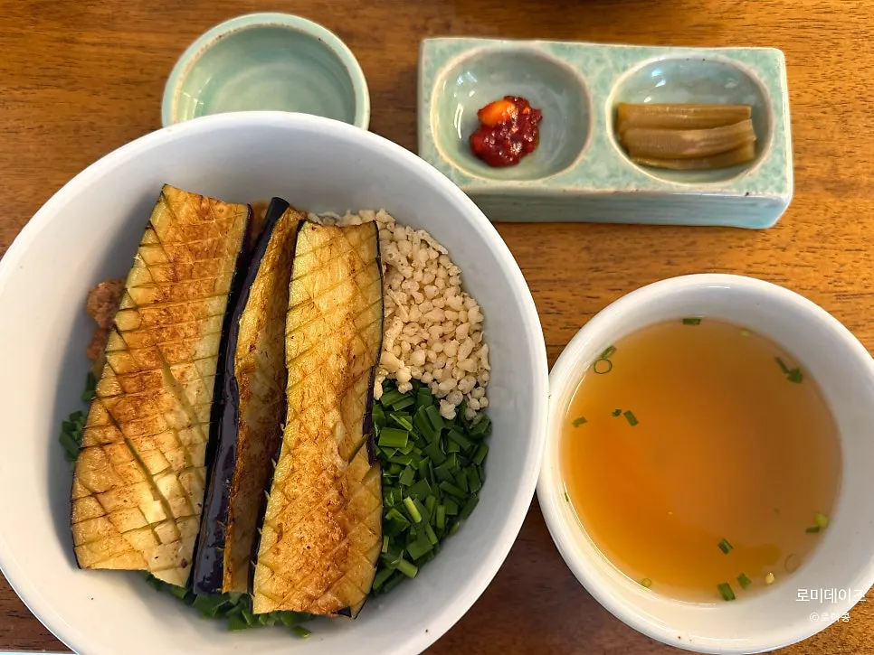 곱창김과 비빔젓갈을 곁들인 곤드레밥