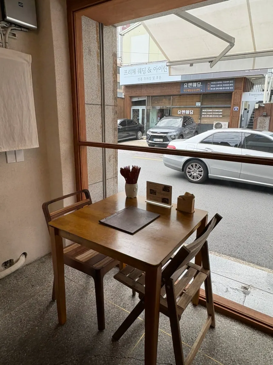 Busy interior of Hyangtaek Daebong Branch at opening time