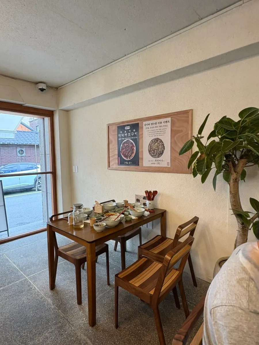 Interior of Hyangtaek Daebong Branch with diners