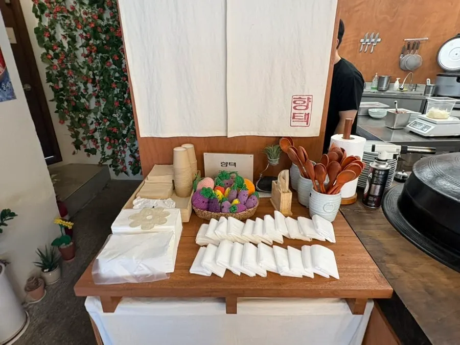 Open kitchen at Hyangtaek Daebong Branch