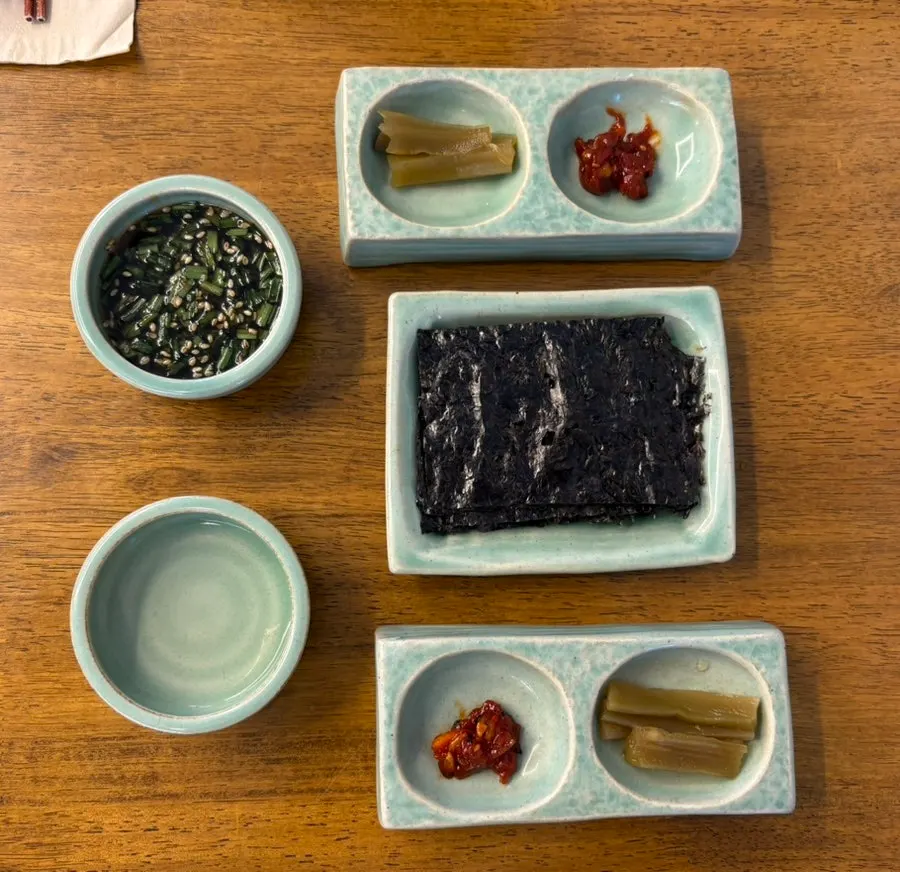 Side dishes served after ordering mackerel gondre rice