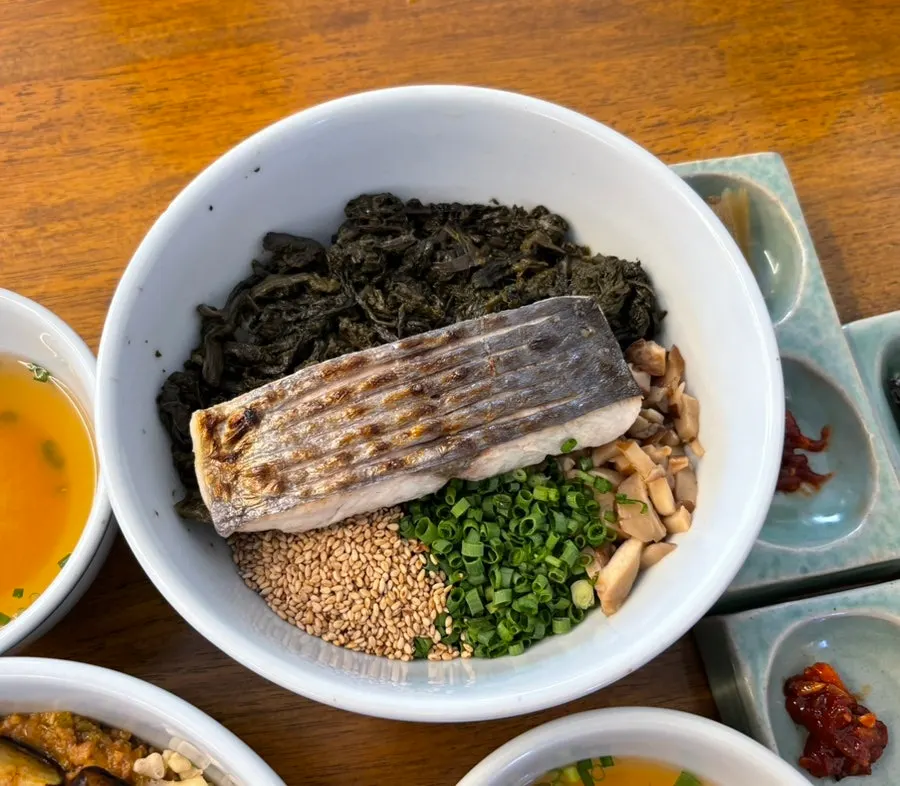 Mackerel gondre rice topped with large domestic mackerel