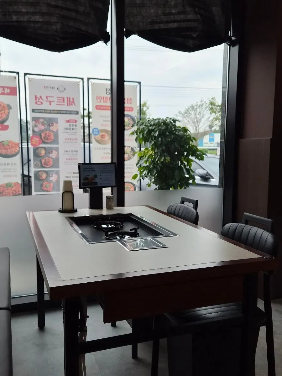 넓고 깔끔한 해목정 대부도점 내부 좌석