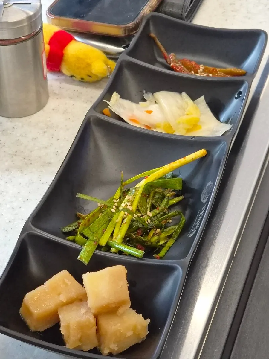 리필되는 백김치 반찬
