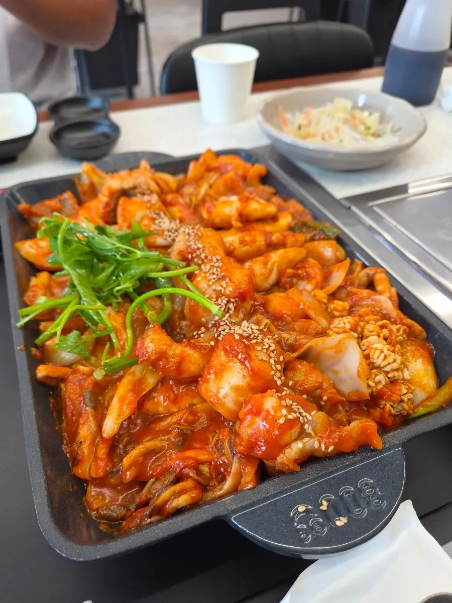 철판에 담겨 나온 순살 아귀찜 2인