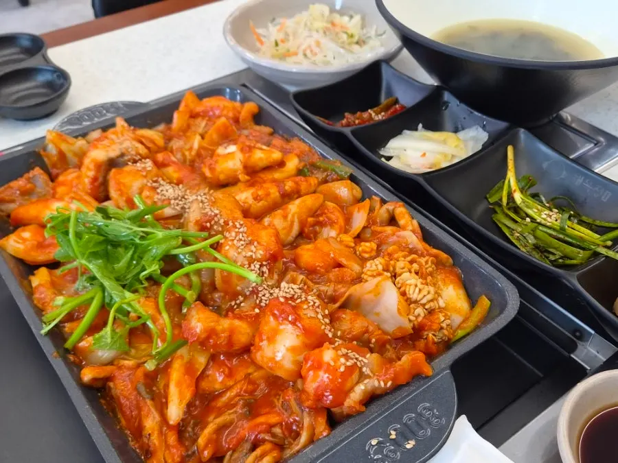 매콤달콤한 소스에 버무려진 아귀찜