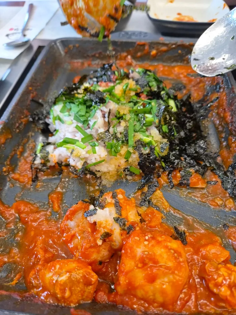 날치알이 씹히는 볶음밥 한 숟갈