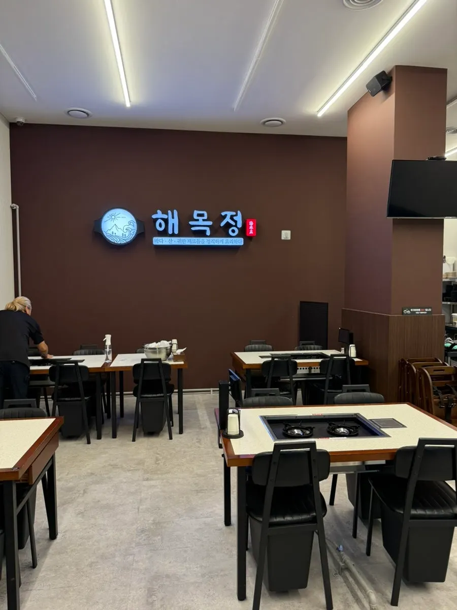 깔끔하고 넓은 매장 내부