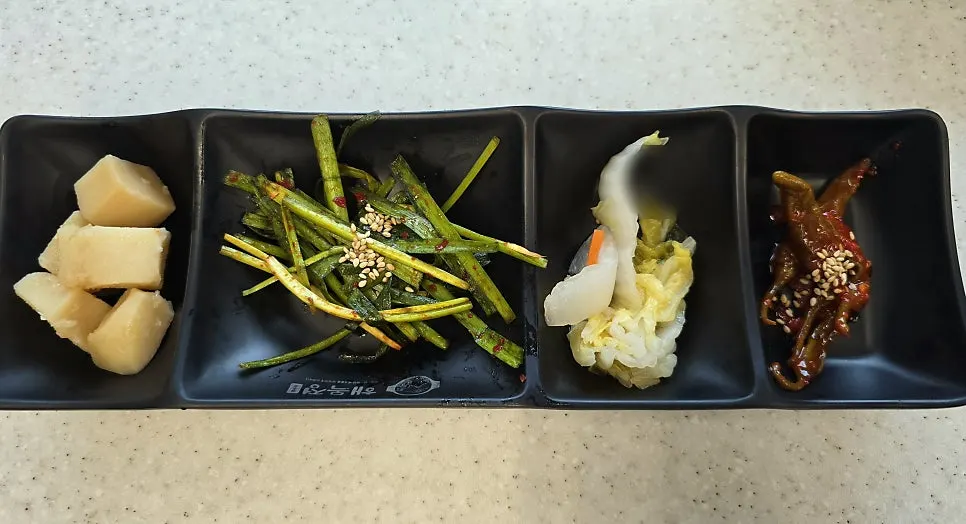 Basic side dishes served with kalguksu