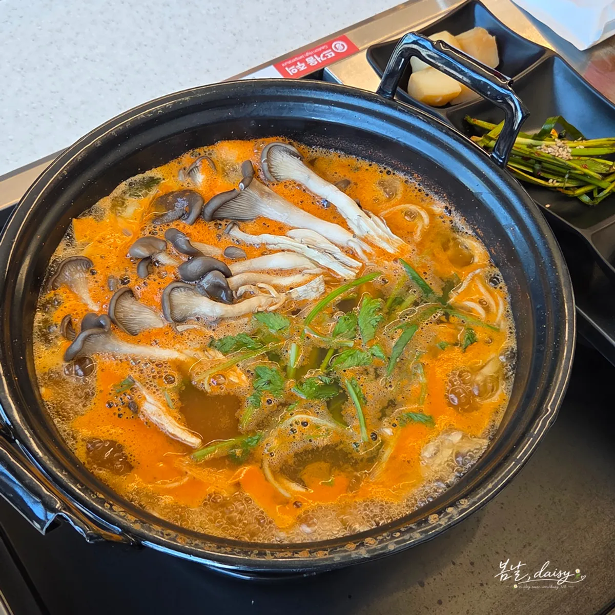 Main image of mushroom kalguksu at Haemokjeong Daebudo Branch
