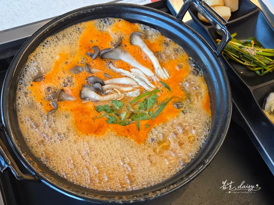 Mushroom kalguksu set with the basic side dishes