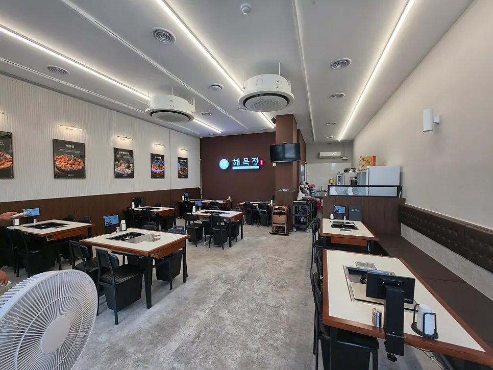 Interior seating at Haemokjeong Daebudo Branch