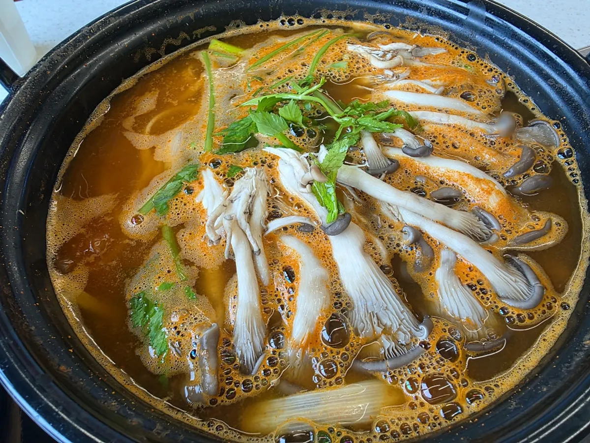 버섯과 채소가 담긴 버섯칼국수 냄비