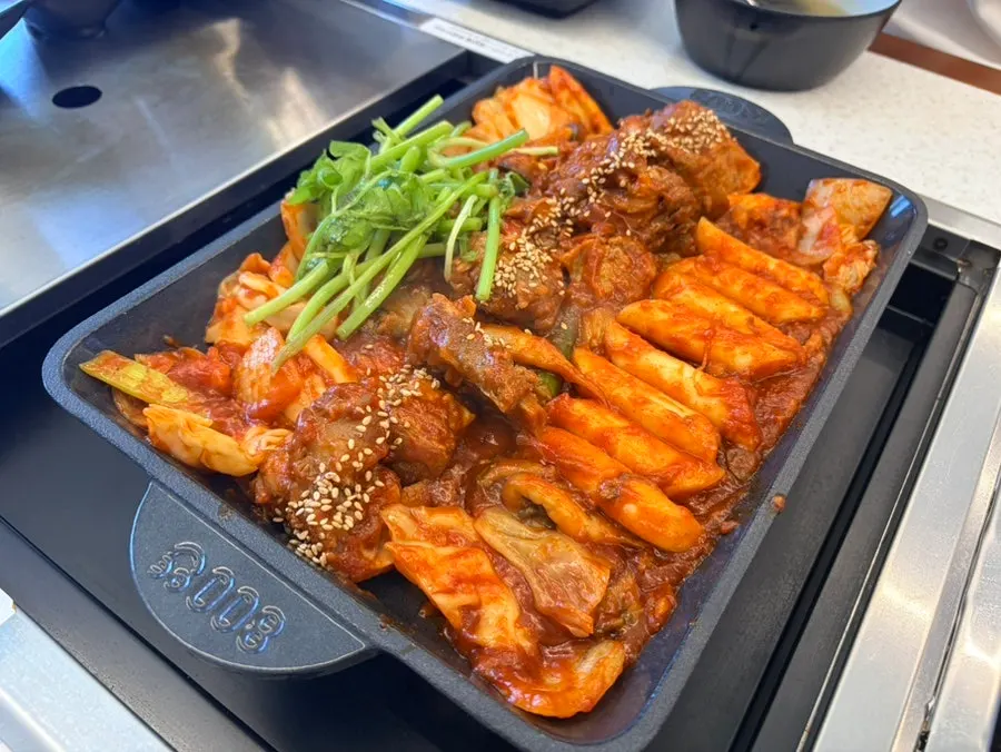 Haemokjeong spicy braised pork rib table setting