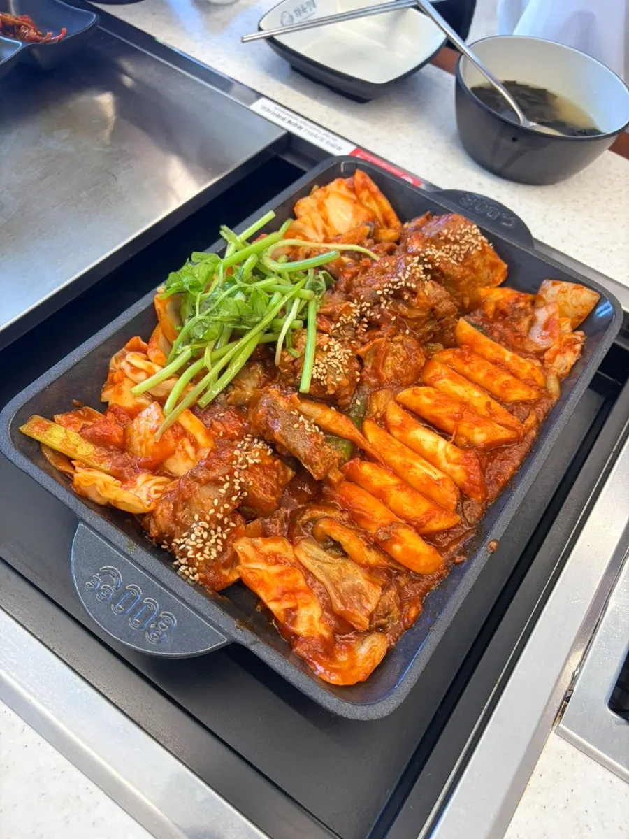 Medium-spicy braised pork ribs with rice cakes and vegetables