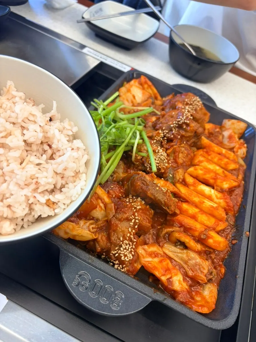 Bowl of rice mixed with braised-rib sauce