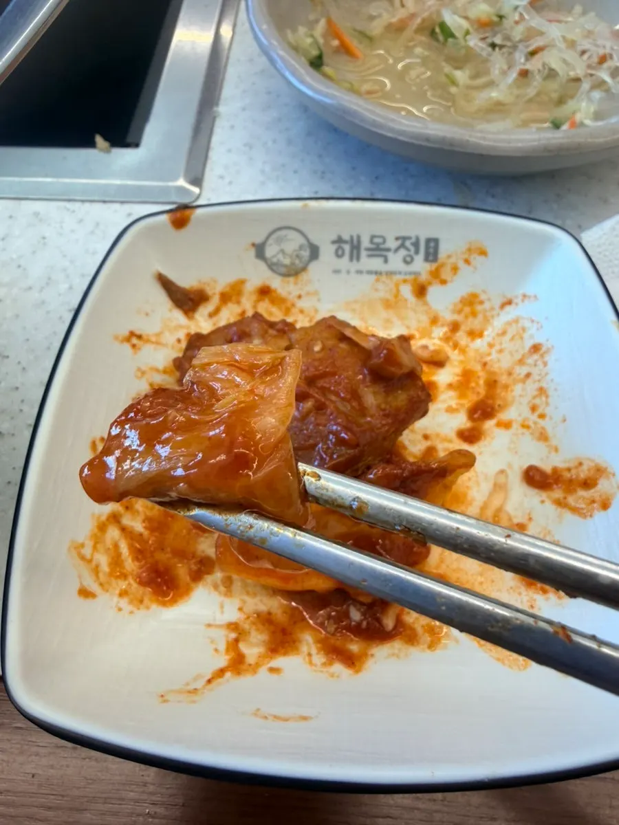 Pork ribs left after finishing the vegetables and rice cakes