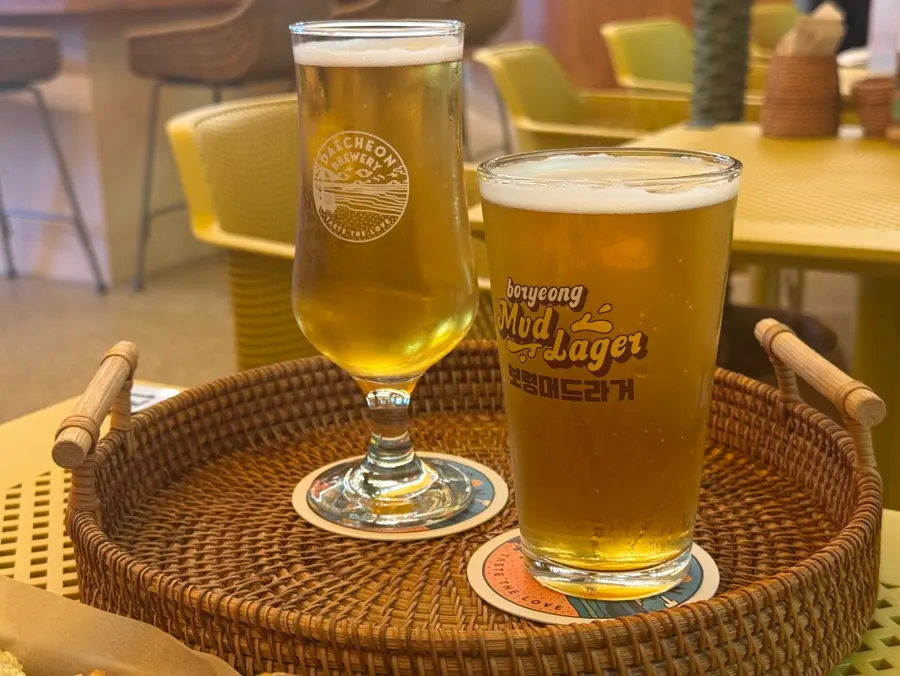 Unfiltered draft beer from Daecheon Brewery with the platter