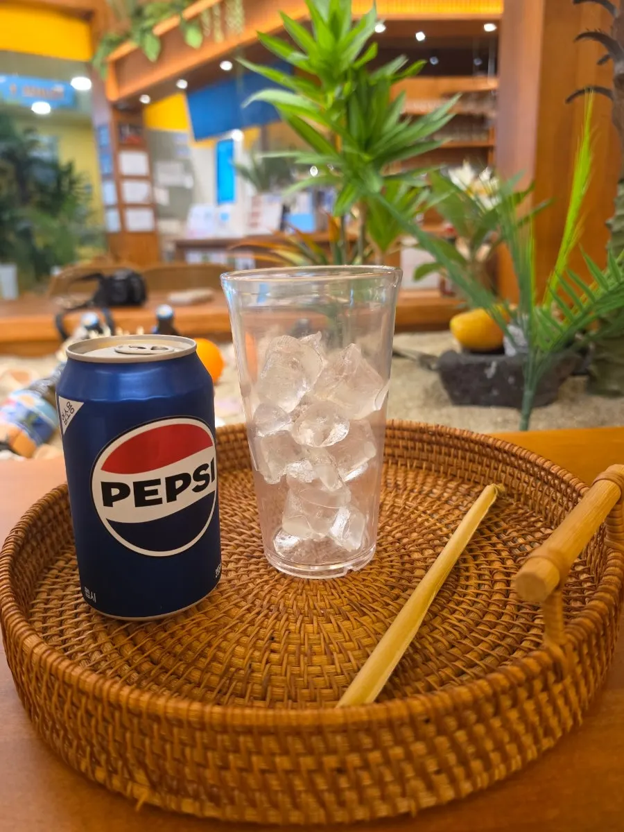 라탄 바구니에 정리된 앞접시와 커트러리