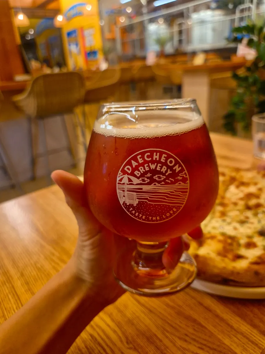 잔에 담긴 원산도 IPA 수제맥주