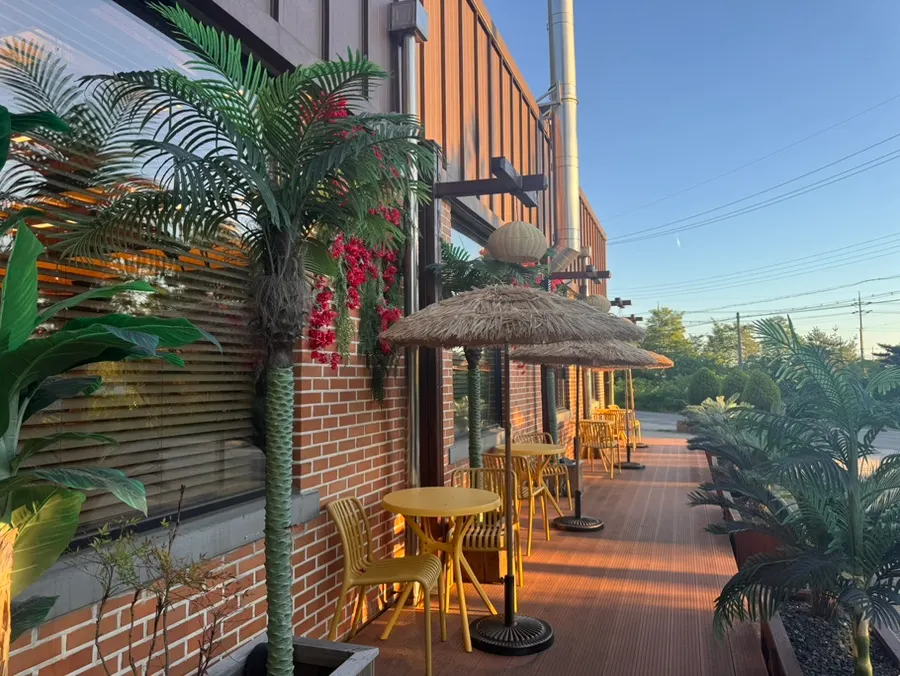 Seating area at the Daecheon Brewery pizza pub