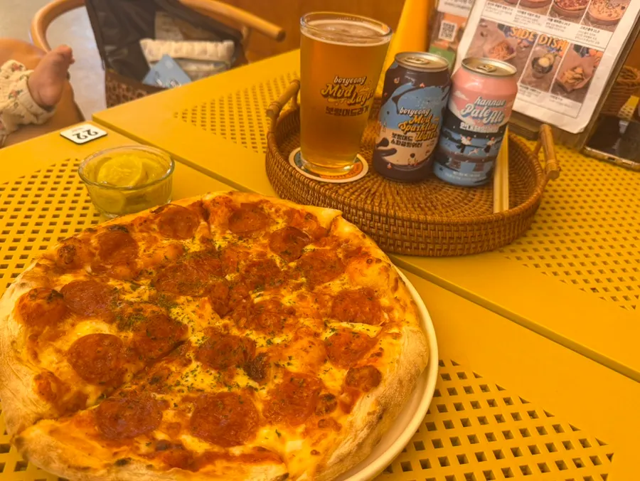 Wood-fired pepperoni pizza at Daecheon Brewery