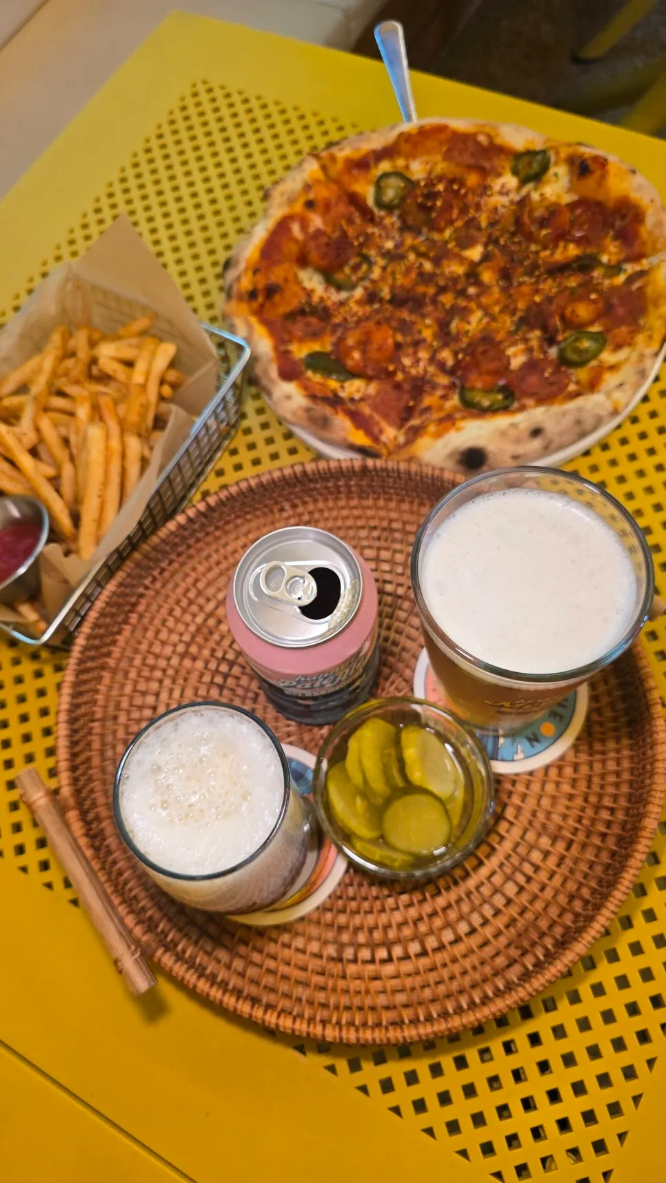 주문한 피자와 맥주 메뉴
