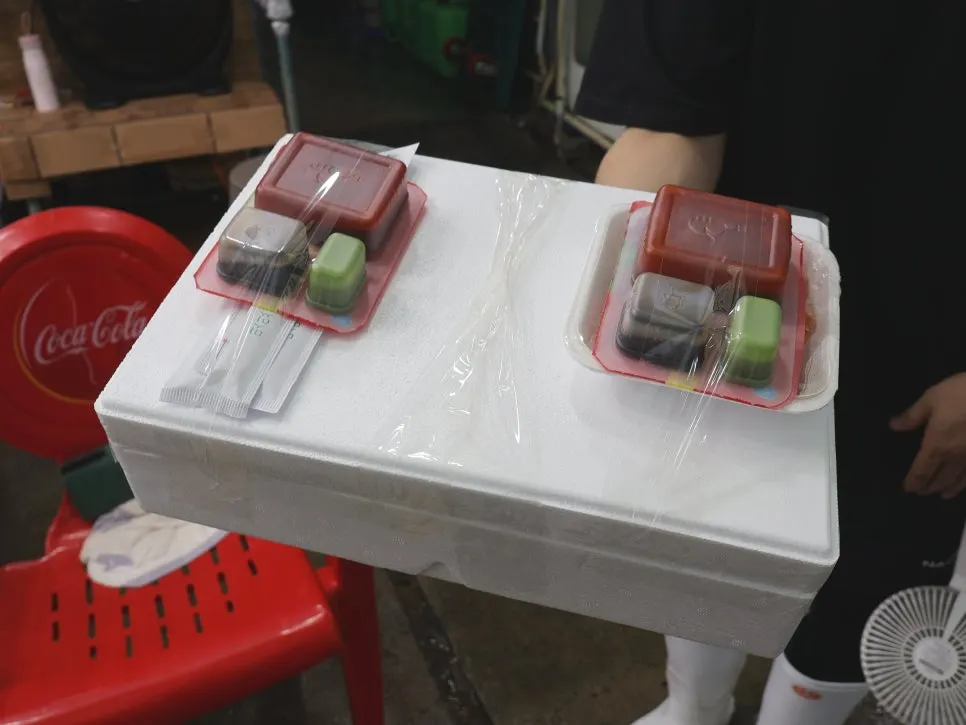 광어와 오징어 손질하는 모습