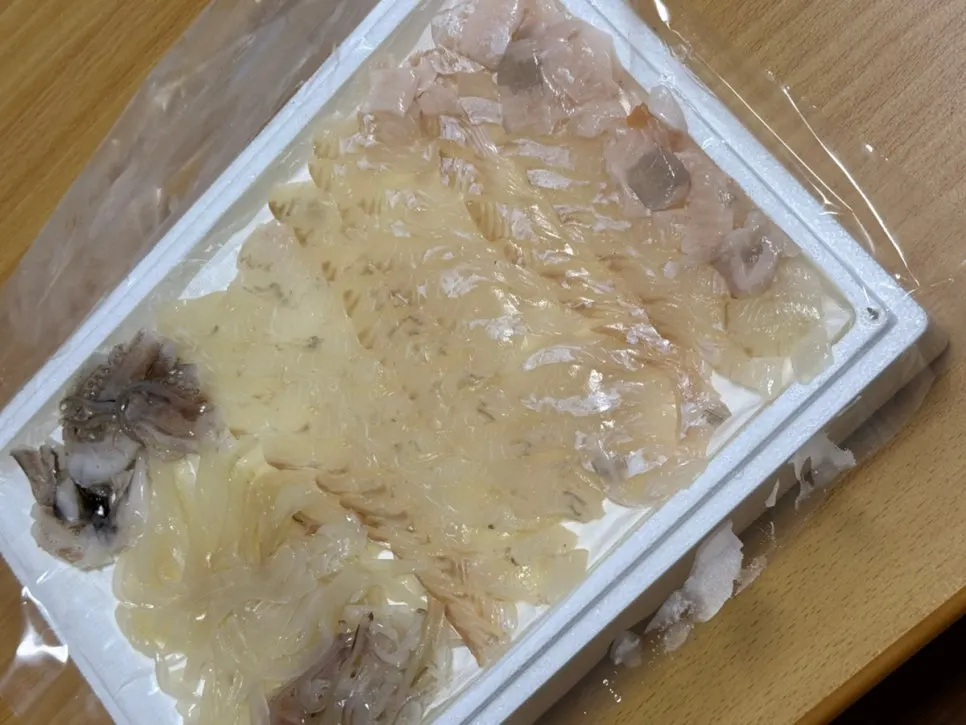 숙소에서 접시에 담은 광어회와 오징어회